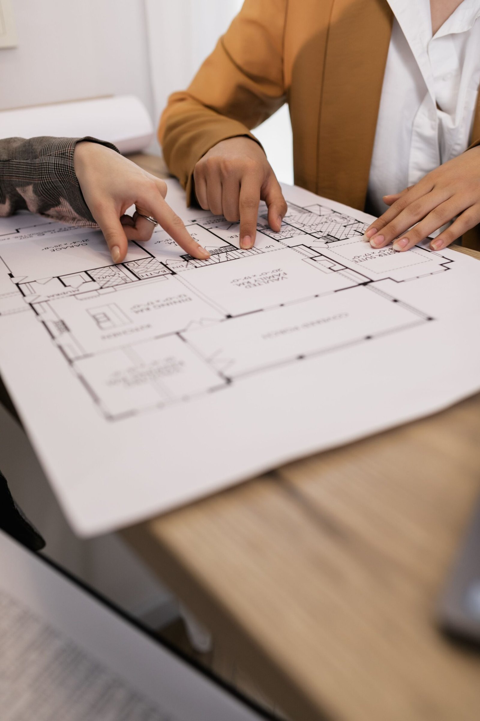 Revisión de planos de un proyecto arquitectónico