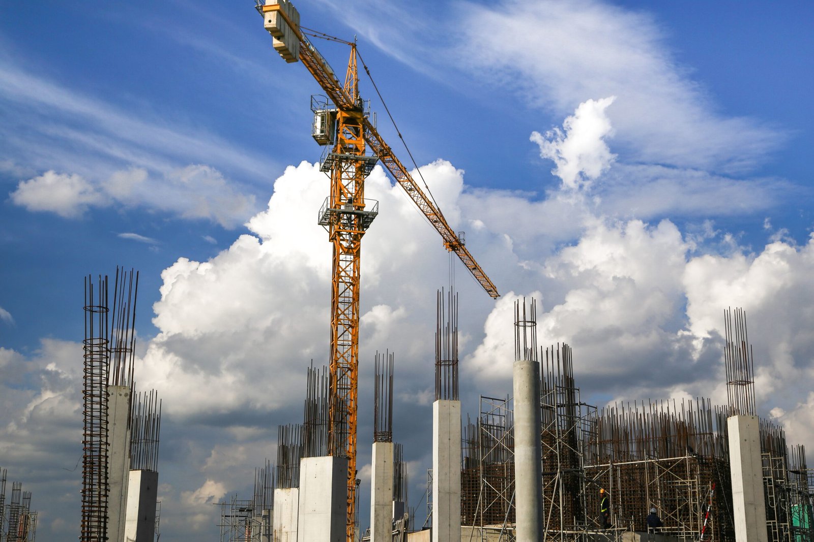 Grúa y estructura de una obra en construcción